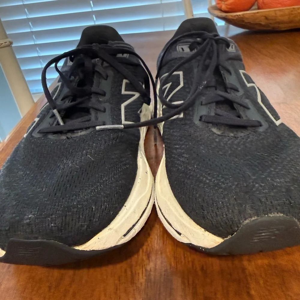 New Balance 860 Men's Black and White Athletic Shoes size 10.5 wide